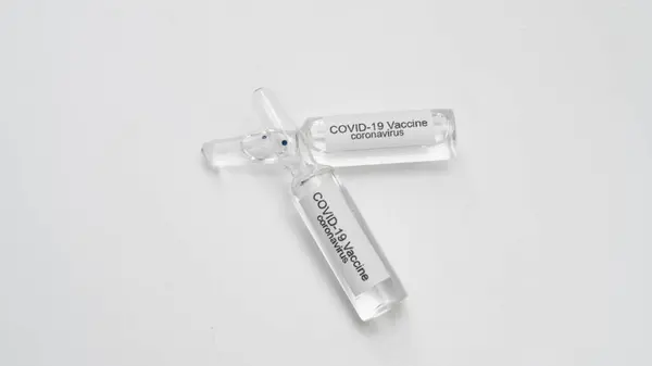 Covid 19コロナウイルス ワクチンおよび注射器の注射これは 予防のための使用 予防接種とCovid 19からの治療 — ストック写真