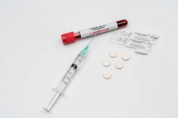 Covid 19コロナウイルス サンプルチューブ内の感染した血液サンプル ワクチンと注射器の注射これは 予防のための使用 予防接種とCovid 19からの治療 — ストック写真
