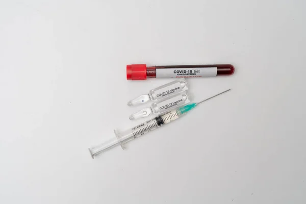 Covid Koronavirus Infikovaný Vzorek Krve Zkumavce Vakcína Injekční Stříkačka Používá — Stock fotografie