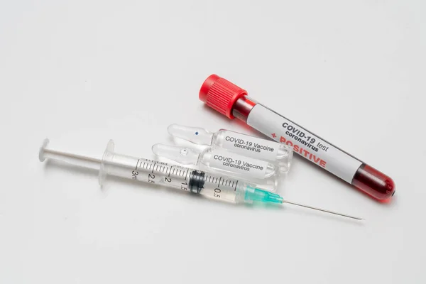 Covid Coronavirus Infekterat Blodprov Provröret Vaccin Och Spruta Injektion Det — Stockfoto