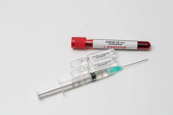 Covid Coronavirus Örnek Tüpteki Enfekte Kan Örneği Aşı Şırınga Covid — Stok fotoğraf