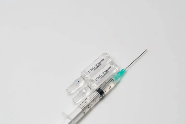Covid 19コロナウイルスワクチンおよび注射器注射これは Covid 19からの予防 予防接種および治療のために使用されます — ストック写真
