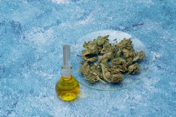 マリファナ大麻医療 雑草の共同ガラス容器に 瓶の中の大麻マリファナ油の医学的抽出 — ストック写真