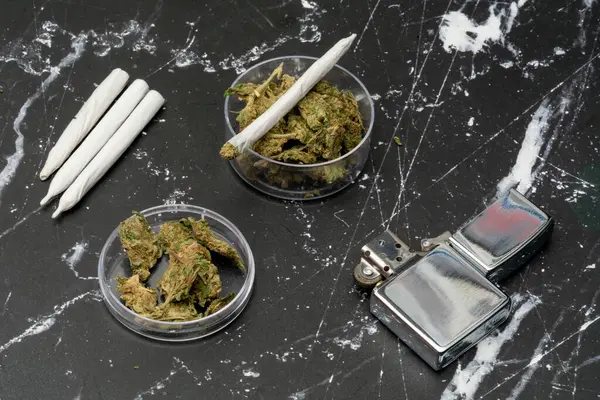 大麻和大麻 装在玻璃杯里 药用大麻油在罐子里的提取物 大麻业务的概念 医疗大麻库存市场的概念 — 图库照片