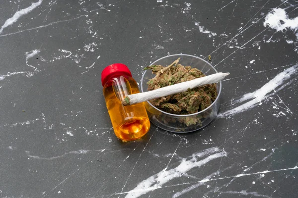Φαρμακευτική Μαριχουάνα Χόρτο Γυάλινο Δοχείο Ιατρικό Εκχύλισμα Ελαίου Κάνναβης Μαριχουάνας — Φωτογραφία Αρχείου