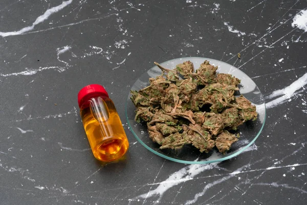 마리화나 마리화나 유리병에 대마초 합성물 항아리에 마리화나 기름의 의약품 추출물 — 스톡 사진