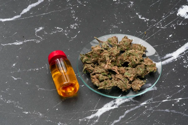 Φαρμακευτική Μαριχουάνα Χόρτο Γυάλινο Δοχείο Ιατρικό Εκχύλισμα Ελαίου Κάνναβης Μαριχουάνας — Φωτογραφία Αρχείου