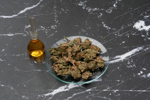 大麻和大麻 装在玻璃杯里 大麻油在罐子中的医疗提取物 — 图库照片