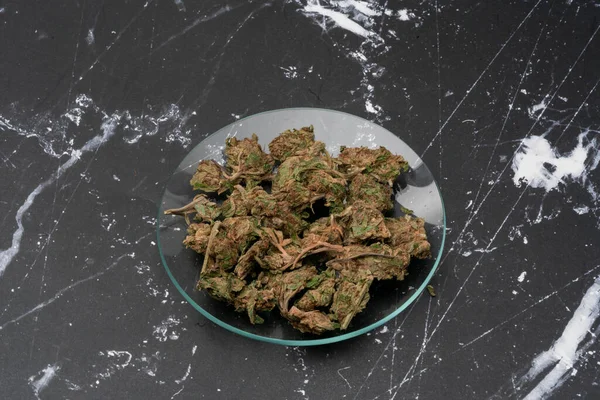 大麻药物 玻璃容器中的杂草接头 — 图库照片