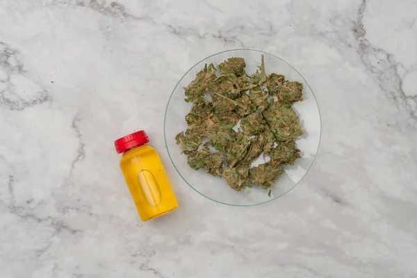 Marijuana Cannabis Läkemedel Marijuana Joint Glasbehållare Medicinskt Extrakt Marijuanaolja Burk — Stockfoto
