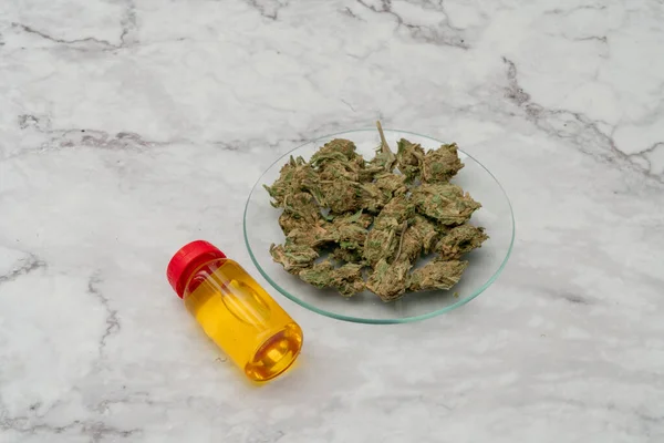 마리화나 마리화나 유리병에 대마초 합성물 항아리에 마리화나 기름의 의약품 추출물 — 스톡 사진