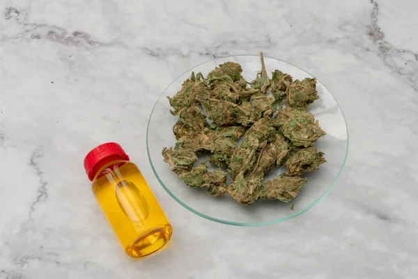 マリファナ大麻医療 雑草の共同ガラス容器に 瓶の中の大麻マリファナ油の医学的抽出 — ストック写真
