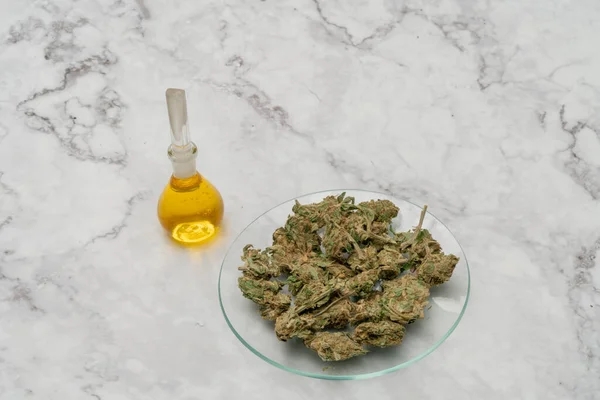 Marihuana Konopie Medyczne Chwasty Szklanym Pojemniku Ekstrakt Medyczny Oleju Marihuany — Zdjęcie stockowe