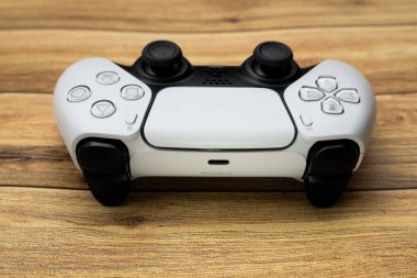 Bogota Kolombiya, Temmuz 2022, Playstation 5 beyaz kontrolü, oynamak için en iyi kontrol
