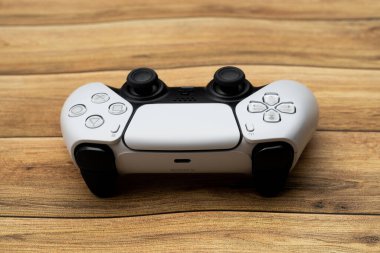 Bogota Kolombiya, Temmuz 2022, Playstation 5 beyaz kontrolü, oynamak için en iyi kontrol