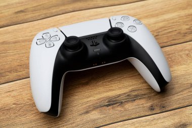 Bogota Kolombiya, Temmuz 2022, Playstation 5 beyaz kontrolü, oynamak için en iyi kontrol