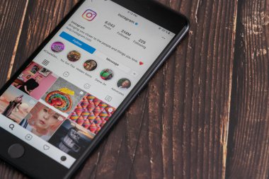 Cep telefonu ekranında Instagram Uygulaması veya Uygulaması, smatphone.