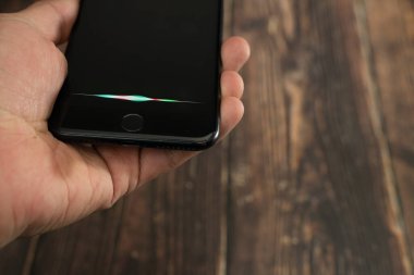iPhone, Apple 'ın ses asistanı, Siri adında zeki bir ses asistanı. yapay zeka.