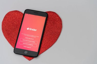 Bogota, Kolombiya, Eylül 2019, Tinder logosu altında Tinder Uygulaması, romantik randevu almak için uygulama..