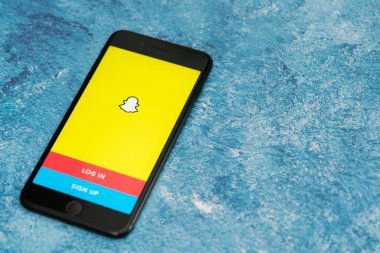 Bogota, Kolombiya, Eylül 2019, Snapchat logosu altında logo olan Snapchat uygulaması..