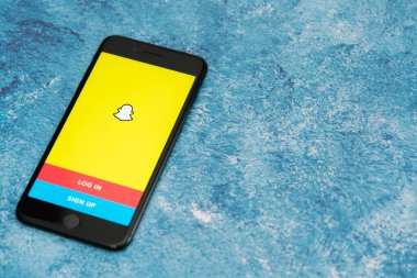 Bogota, Kolombiya, Eylül 2019, Snapchat logosu altında logo olan Snapchat uygulaması..