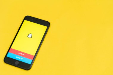 Bogota, Kolombiya, Eylül 2019, Snapchat logosu altında logo olan Snapchat uygulaması..