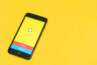 Bogota, Kolombiya, Eylül 2019, Snapchat logosu altında logo olan Snapchat uygulaması..