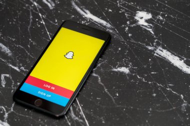 Bogota, Kolombiya, Eylül 2019, Snapchat logosu altında logo olan Snapchat uygulaması..