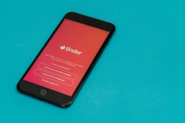 Bogota, Kolombiya, Eylül 2019, Tinder logosu altında Tinder Uygulaması, romantik randevu almak için uygulama..