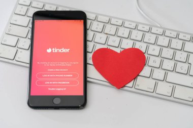 Bogota, Kolombiya, Eylül 2019, Tinder logosu altında Tinder Uygulaması, romantik randevu almak için uygulama..