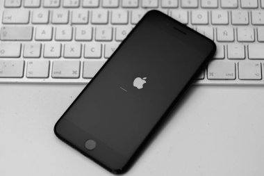 Apple iPhone güncellenmiş iOlar, elma simgesi ve durum çubuğu ekranda, seçici odaklanma