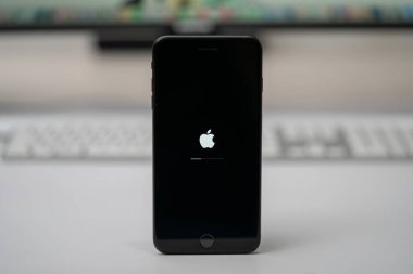 Apple iPhone güncellenmiş iOlar, elma simgesi ve durum çubuğu ekranda, seçici odaklanma