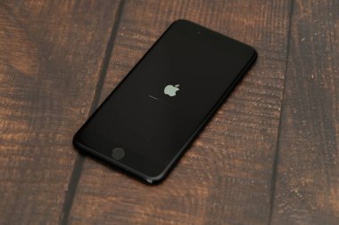 Apple iPhone güncellenmiş iOlar, elma simgesi ve durum çubuğu ekranda, seçici odaklanma