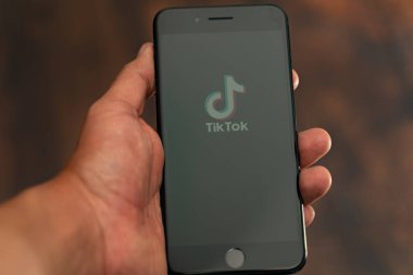 Bogota, Kolombiya, Eylül 2019, Tik Tok logosu altında Tik Tok App logosu var..