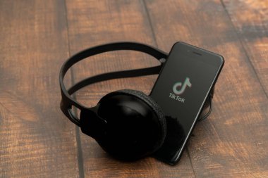 Bogota, Kolombiya, Eylül 2019, Tik Tok logosu altında Tik Tok App logosu var..