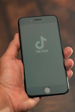 Bogota, Kolombiya, Eylül 2019, Tik Tok logosu altında Tik Tok App logosu var..
