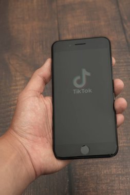 Bogota, Kolombiya, Eylül 2019, Tik Tok logosu altında Tik Tok App logosu var..