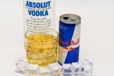 Alüminyum kutu Red Bull Enerji içeceği, buzlu ve damla, Votka Absolut. Red Bull dünyadaki en popüler enerji içeceğidir. Kızılboğa