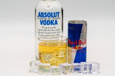 Alüminyum kutu Red Bull Enerji içeceği, buzlu ve damla, Votka Absolut. Red Bull dünyadaki en popüler enerji içeceğidir. Kızılboğa