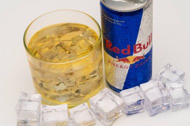 Alüminyum kutu Red Bull Enerji buzlu ve damlalı içecek. Red Bull dünyadaki en popüler enerji içeceğidir..