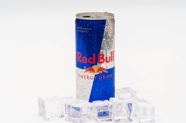 Alüminyum kutu Red Bull Enerji buzlu ve damlalı içecek. Red Bull dünyadaki en popüler enerji içeceğidir..