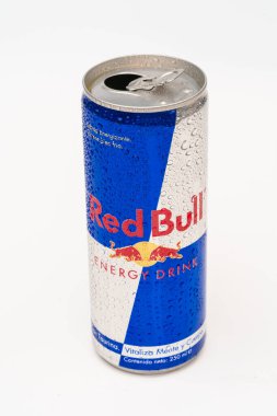 Alüminyum kutu Red Bull Enerji buzlu ve damlalı içecek. Red Bull dünyadaki en popüler enerji içeceğidir..