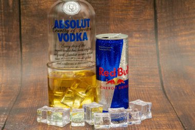 Alüminyum kutu Red Bull Enerji içeceği, buzlu ve damla, Votka Absolut. Red Bull dünyadaki en popüler enerji içeceğidir. Kızılboğa