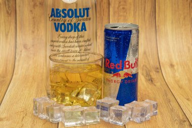 Alüminyum kutu Red Bull Enerji içeceği, buzlu ve damla, Votka Absolut. Red Bull dünyadaki en popüler enerji içeceğidir. Kızılboğa