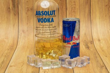 Alüminyum kutu Red Bull Enerji içeceği, buzlu ve damla, Votka Absolut. Red Bull dünyadaki en popüler enerji içeceğidir. Kızılboğa