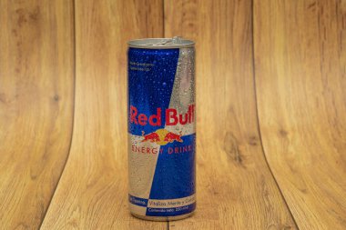 Alüminyum kutu Red Bull Enerji buzlu ve damlalı içecek. Red Bull dünyadaki en popüler enerji içeceğidir..