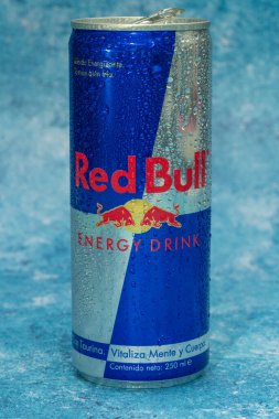 Alüminyum kutu Red Bull Enerji buzlu ve damlalı içecek. Red Bull dünyadaki en popüler enerji içeceğidir..
