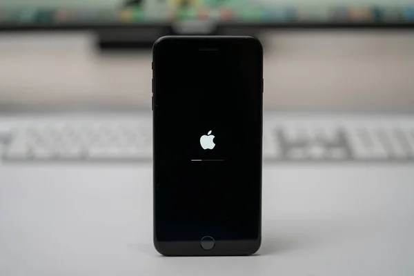 Apple Iphone Actualizado Ios Icono Manzana Barra Estado Pantalla Enfoque — Foto de Stock