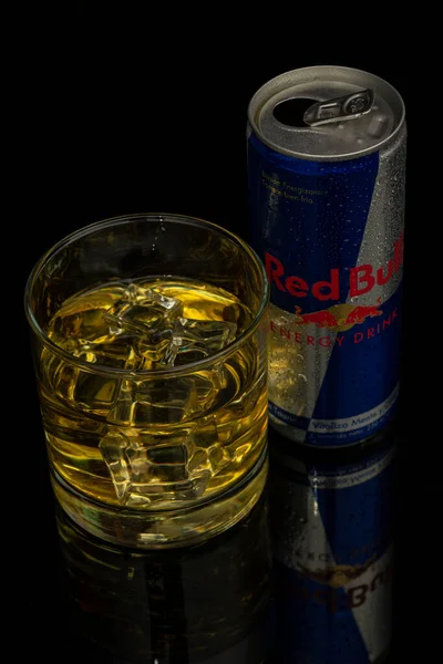 氷と滴とのレッドブルエネルギードリンクのアルミニウム缶 レッドブルは世界で最も人気のあるエネルギードリンクです — ストック写真