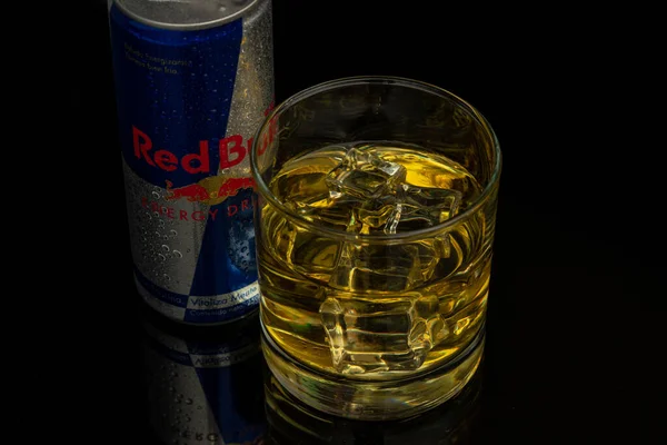 Aluminium Dåse Red Bull Energidrik Med Dråber Red Bull Den - Stock-foto